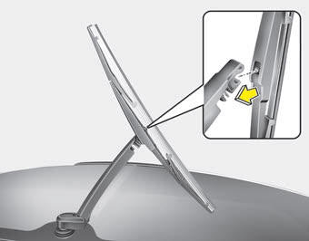 Kia Carnival: Blade replacement. 2. Install the new blade assembly by inserting the center part into the slot