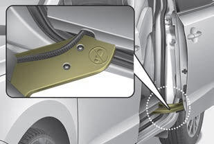 Kia Carnival: Operating door locks from inside the vehicle. When getting in and out of the sliding door, do not step on the sliding door